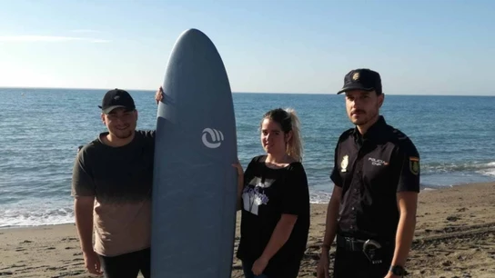 El agente posa con la pareja a la que salvó en una playa de Málaga El agente posa con la pareja a la que salvó en una playa de Málaga