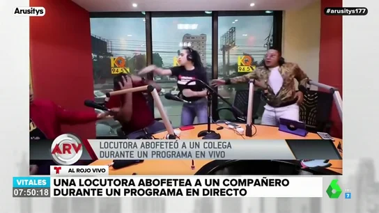La brutal agresión de una locutora de radio a uno de sus compañeros en pleno directo La brutal agresión de una locutora de radio a uno de sus compañeros en pleno directo