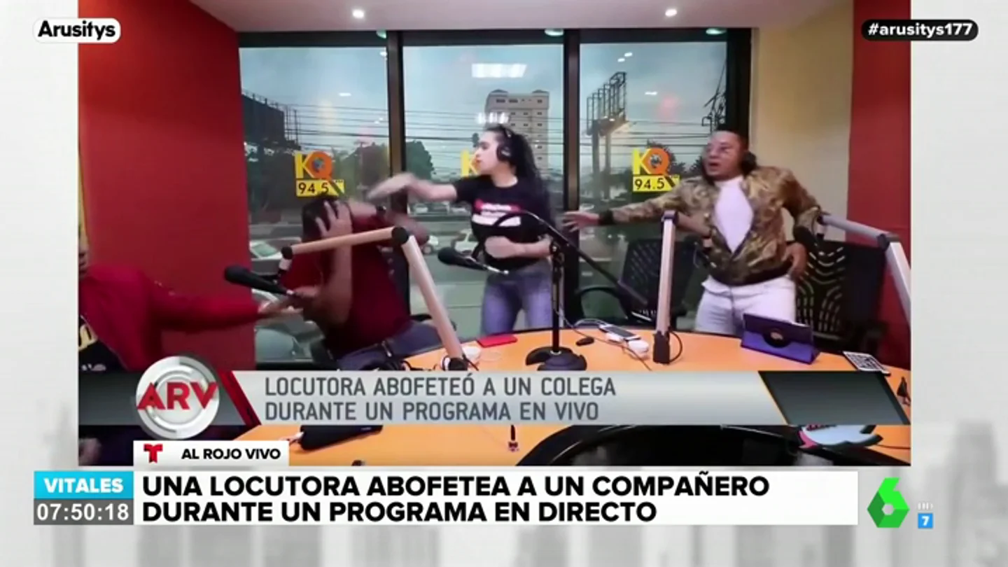 La brutal agresión de una locutora de radio a uno de sus compañeros en pleno directo La brutal agresión de una locutora de radio a uno de sus compañeros en pleno directo