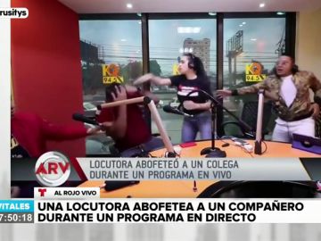 La brutal agresión de una locutora de radio a uno de sus compañeros en pleno directo La brutal agresión de una locutora de radio a uno de sus compañeros en pleno directo