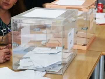 Imagen de archivo de dos urnas en una mesa electoral. Imagen de archivo de dos urnas en una mesa electoral.