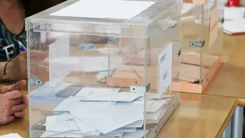 Elecciones generales 2019: ¿Qué pasa si no me presento en la mesa electoral si soy uno de los elegidos? Imagen de archivo de dos urnas en una mesa electoral.