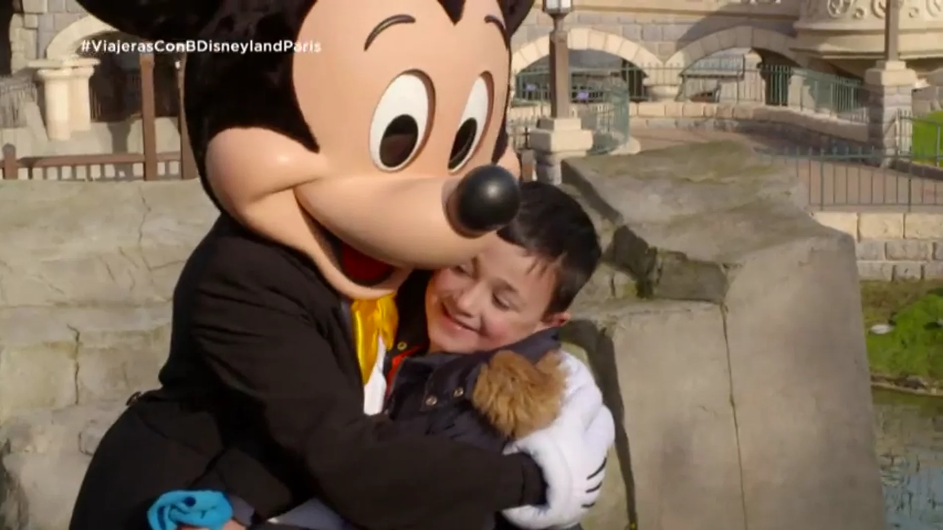 La tierna reacción de los hijos de Irene Villa al conocer a Mickey Mouse en Disneyland París con 'Viajeras con B'