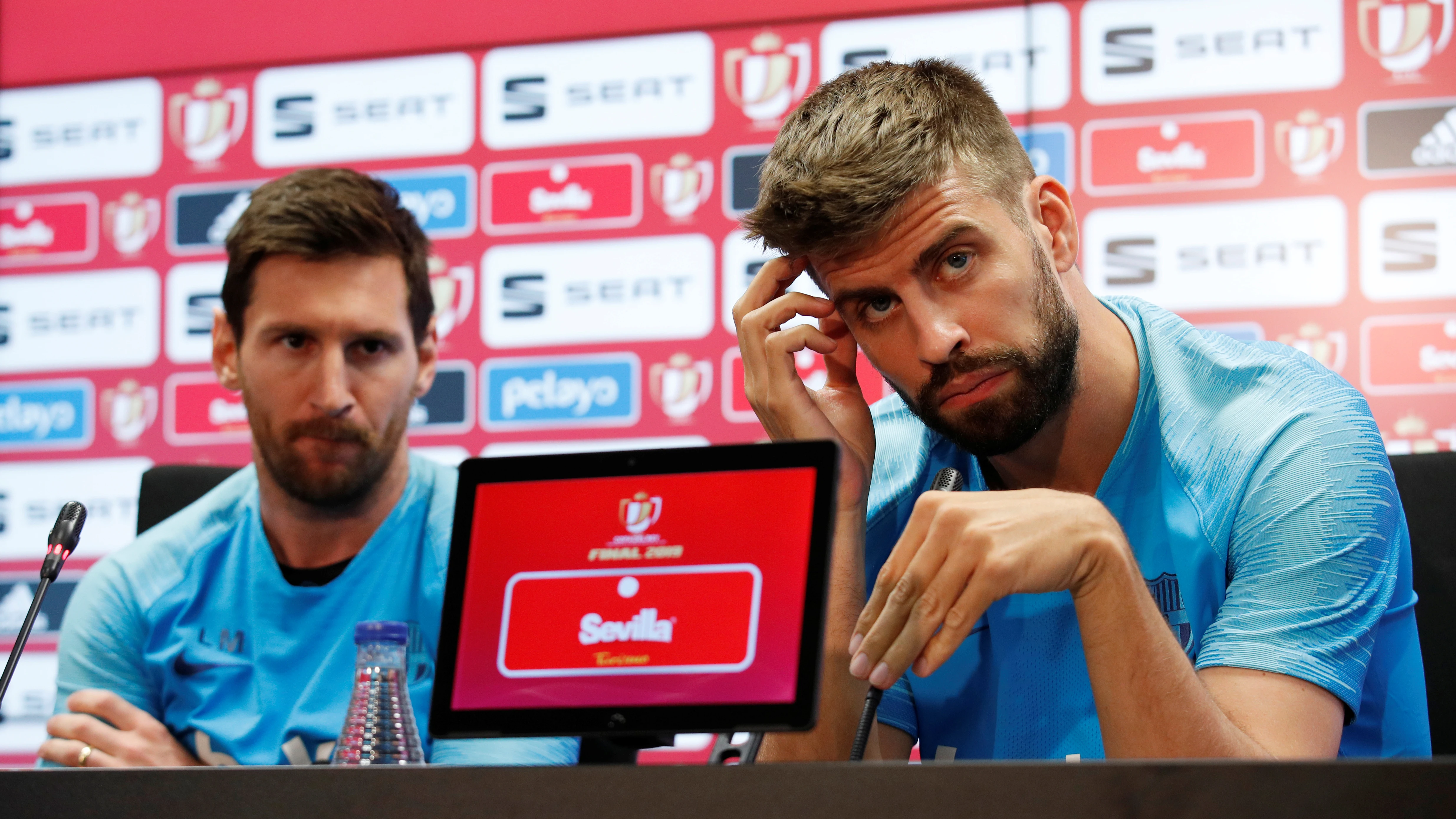 Leo Messi y Gerard Piqué, en sala de prensa