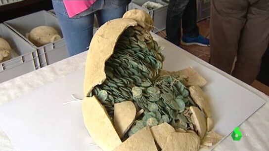 Las 53.000 monedas de bronce que encontraron en Tomares est&aacute;n valoradas en medio mill&oacute;n de euros