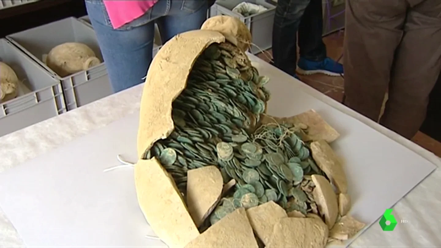 Las 53.000 monedas de bronce que encontraron en Tomares están valoradas en medio millón de euros Las 53.000 monedas de bronce que encontraron en Tomares están valoradas en medio millón de euros
