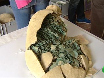Las 53.000 monedas de bronce que encontraron en Tomares están valoradas en medio millón de euros Las 53.000 monedas de bronce que encontraron en Tomares están valoradas en medio millón de euros