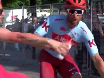 El ciclista Haller se encaró con un aficionado que trató de robarle el bidón de la boca en la llegada del Giro El ciclista Haller se encaró con un aficionado que trató de robarle el bidón de la boca en la llegada del Giro