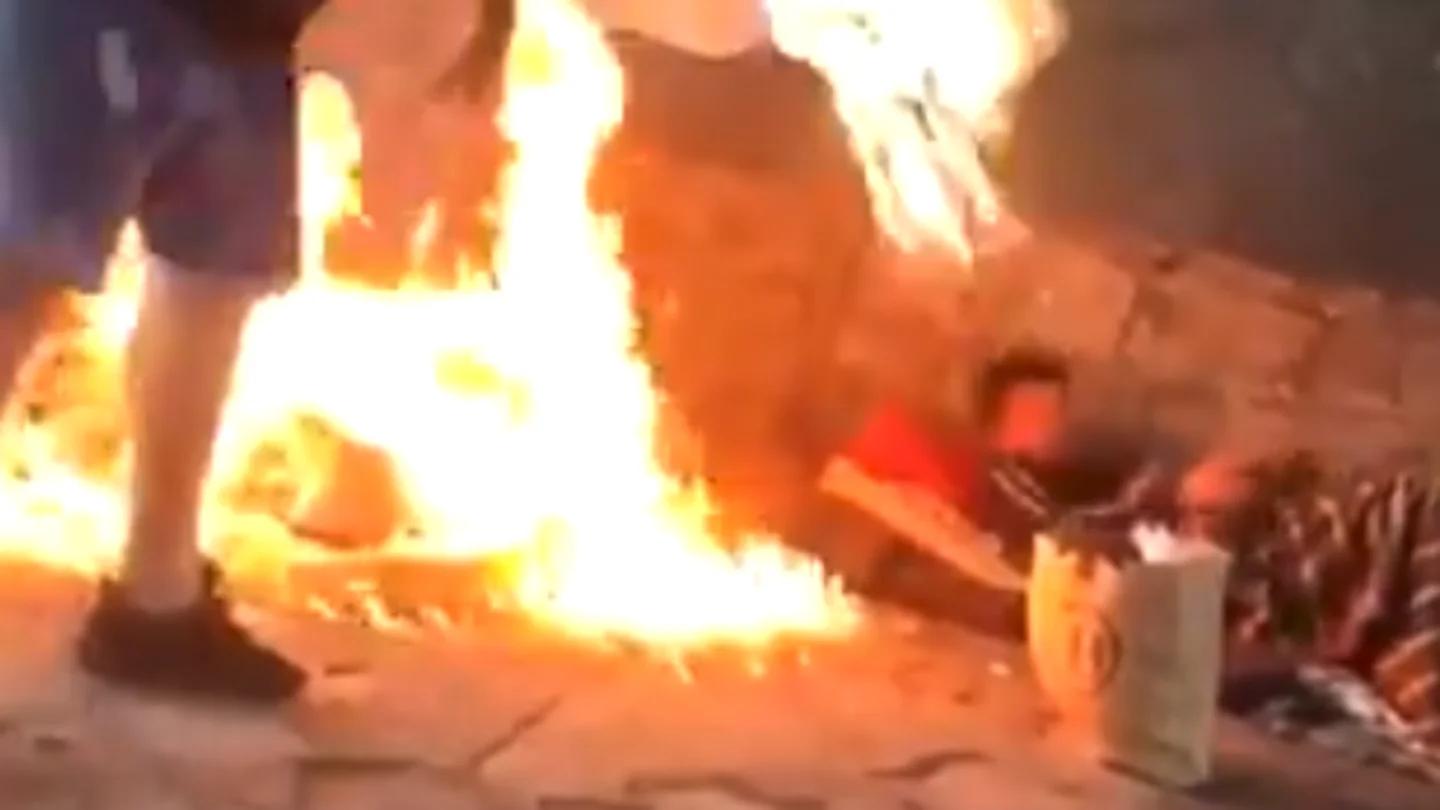 El atacante prendiendo fuego a los indigentes mientras dormían El atacante prendiendo fuego a los indigentes mientras dormían