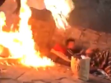 El atacante prendiendo fuego a los indigentes mientras dormían El atacante prendiendo fuego a los indigentes mientras dormían