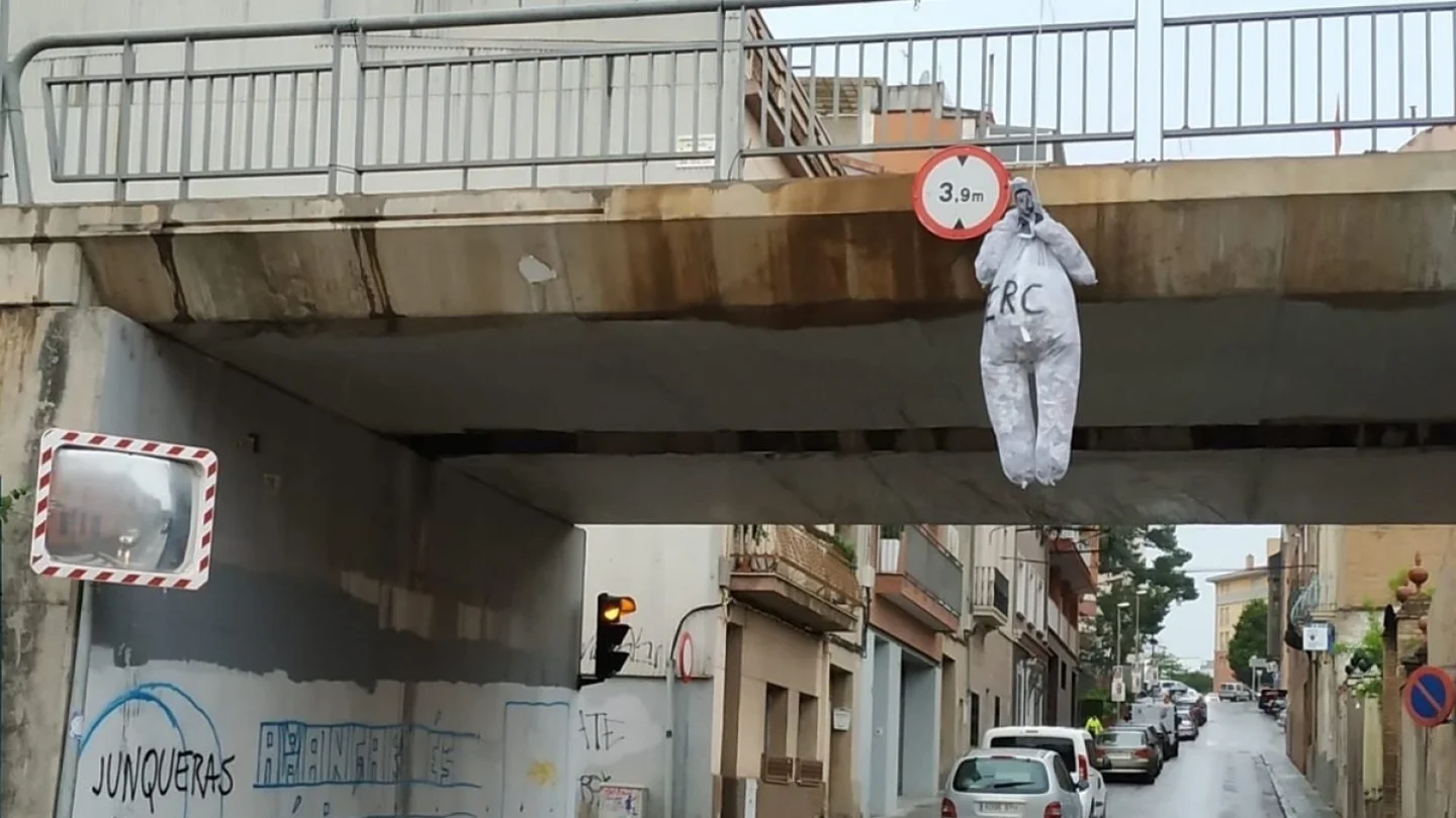 Muñeco de Junqueras colgado del puente Muñeco de Junqueras colgado del puente