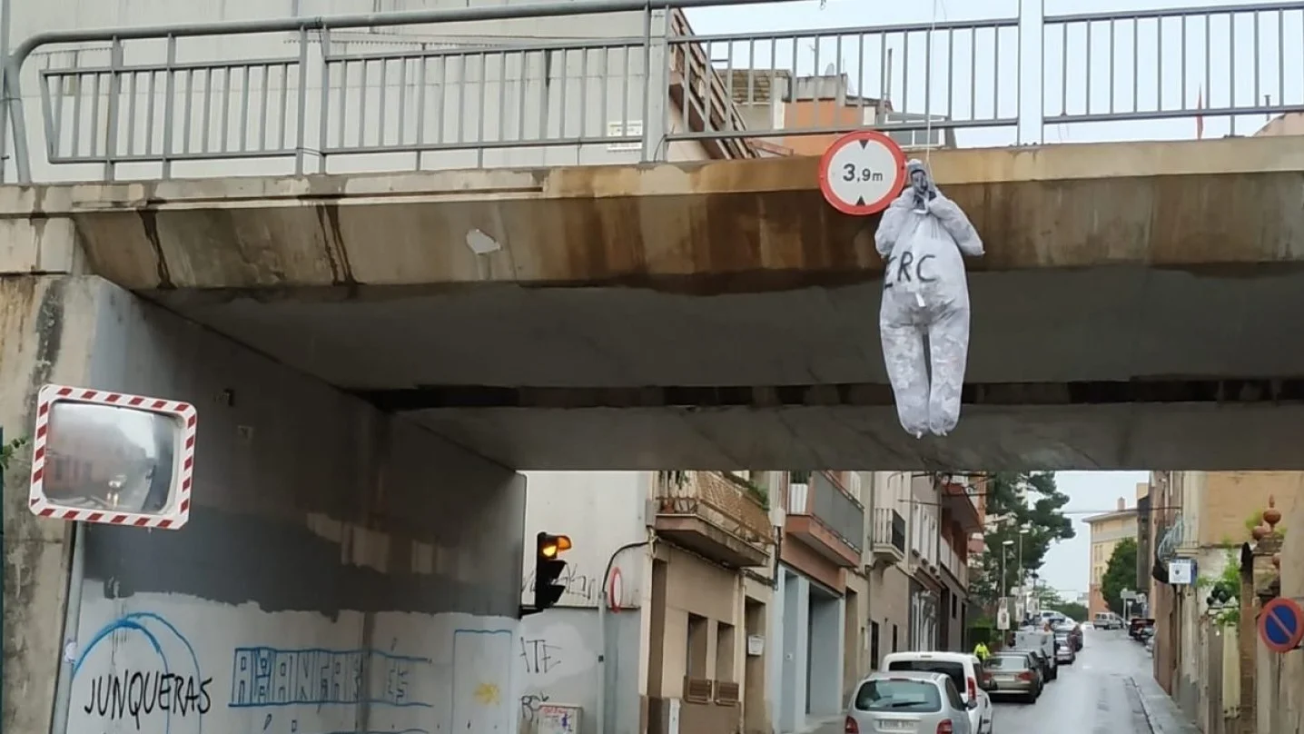 Muñeco de Junqueras colgado del puente