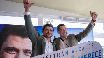 El candidato del PP, Beltrán Pérez, junto al presidente de la Junta, Juanma Moreno. 