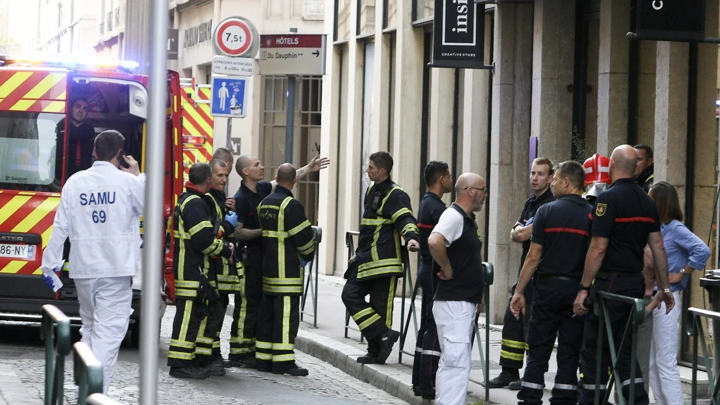 Bomberos en las inmediaciones donde ha estallado un paquete bomba en Lyon Bomberos en las inmediaciones donde ha estallado un paquete bomba en Lyon