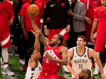 Kawhi Leonard penetra a canasta ante la defensa de los Bucks Kawhi Leonard penetra a canasta ante la defensa de los Bucks