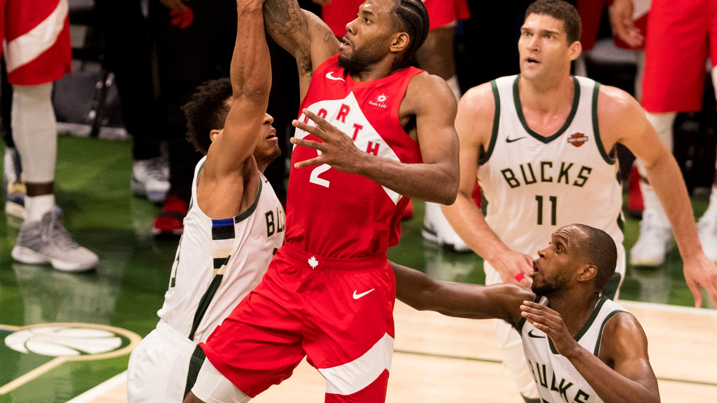 Kawhi Leonard penetra a canasta ante la defensa de los Bucks