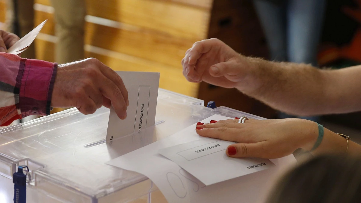 Imagen de archivo de un votante depositando su papeleta en las urnas.