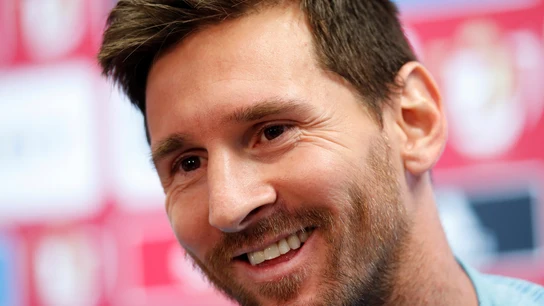 Leo Messi sonríe en sala de prensa Leo Messi sonríe en sala de prensa