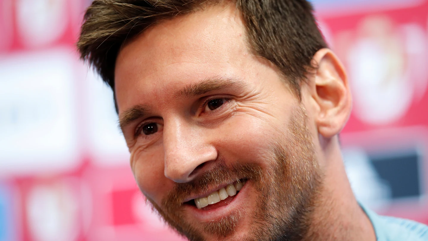 Leo Messi sonríe en sala de prensa Leo Messi sonríe en sala de prensa