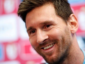 Leo Messi sonríe en sala de prensa Leo Messi sonríe en sala de prensa