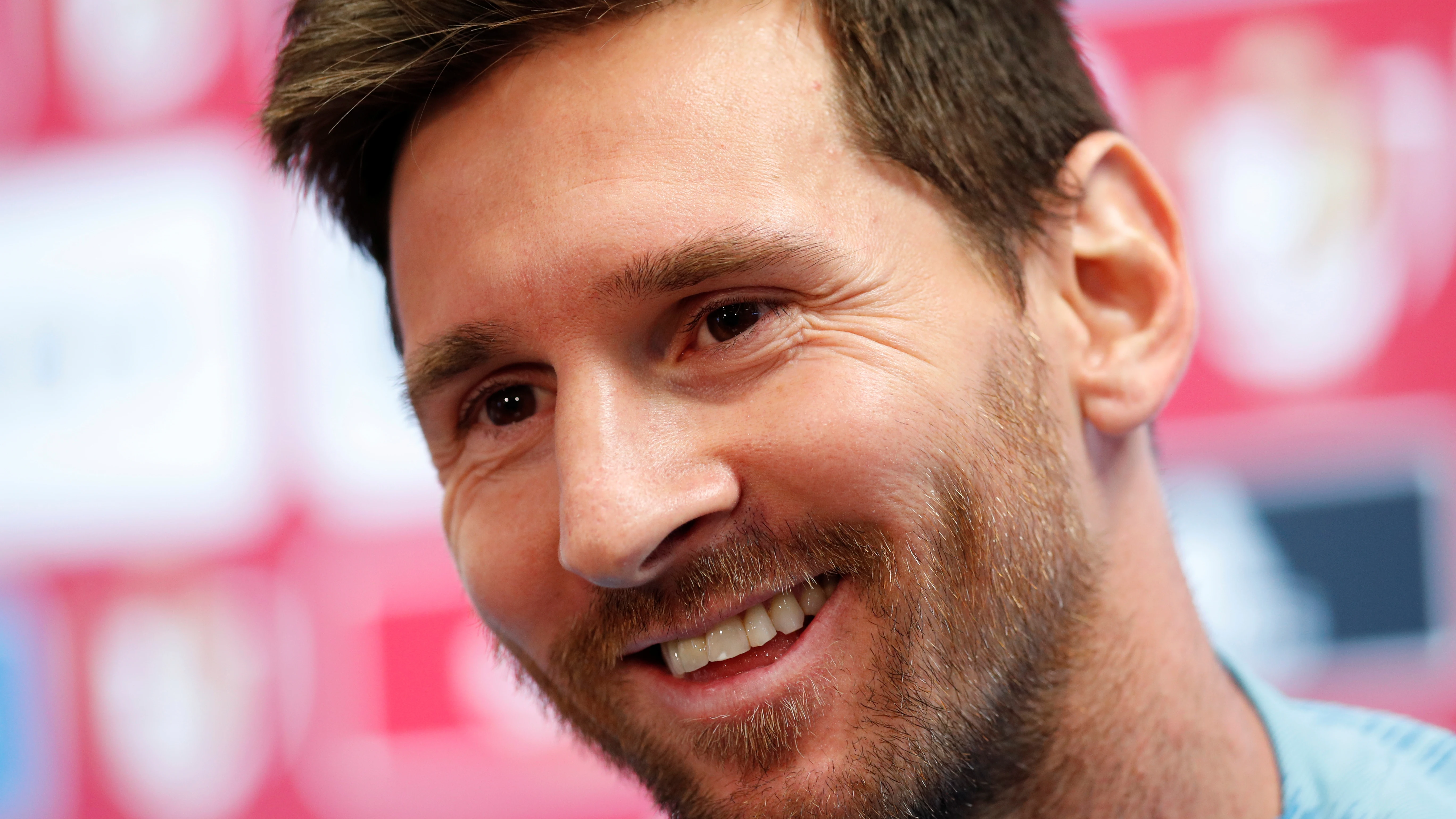 Leo Messi sonríe en sala de prensa