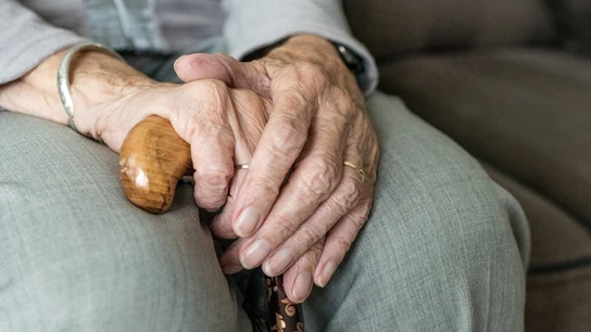 Anciano con un bastón Anciano con un bastón.
