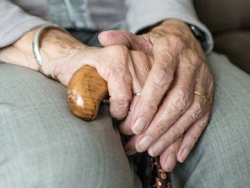Anciano con un bastón Anciano con un bastón