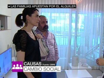 Una mujer y un hombre en una vivienda Una mujer y un hombre en una vivienda