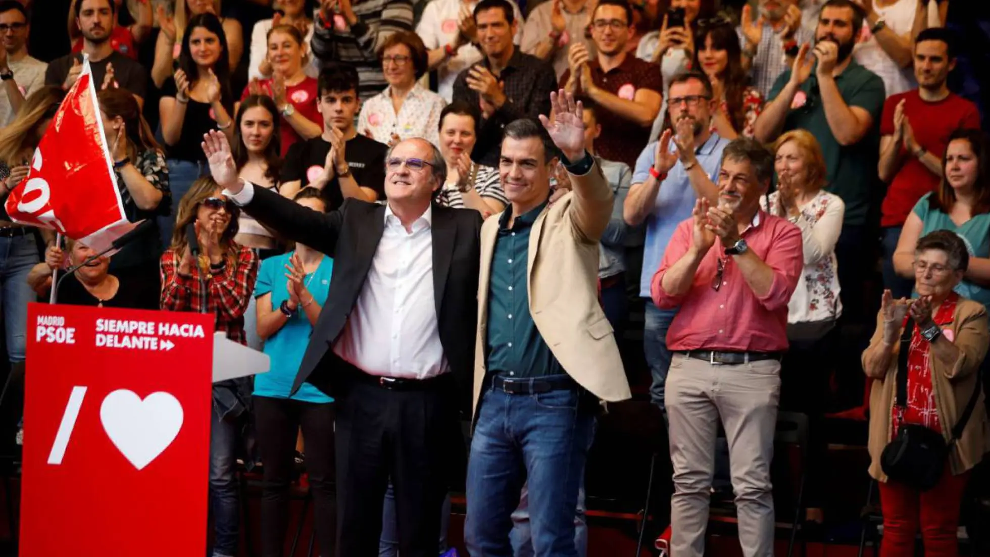 El presidente del Gobierno, Pedro Sánchez en un acto de campaña junto al candidato a la Comunidad de Madrid, Ángel Gabilondo (Archivo).