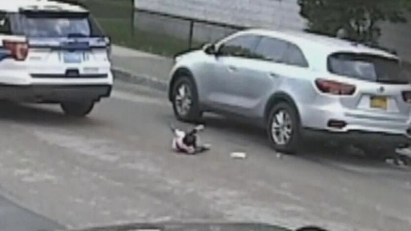 Una niña de un año consigue sobrevivir tras ser atropellada por un coche patrulla Una niña de un año consigue sobrevivir tras ser atropellada por un coche patrulla