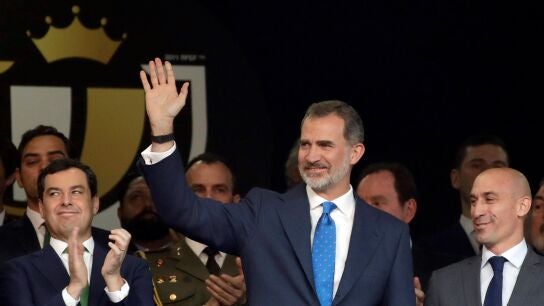 El Rey Felipe VI saluda al p&uacute;blico en el Benito Villamar&iacute;n