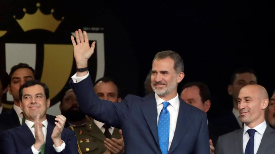 El Rey Felipe VI saluda al público en el Benito Villamarín El Rey Felipe VI saluda al público en el Benito Villamarín