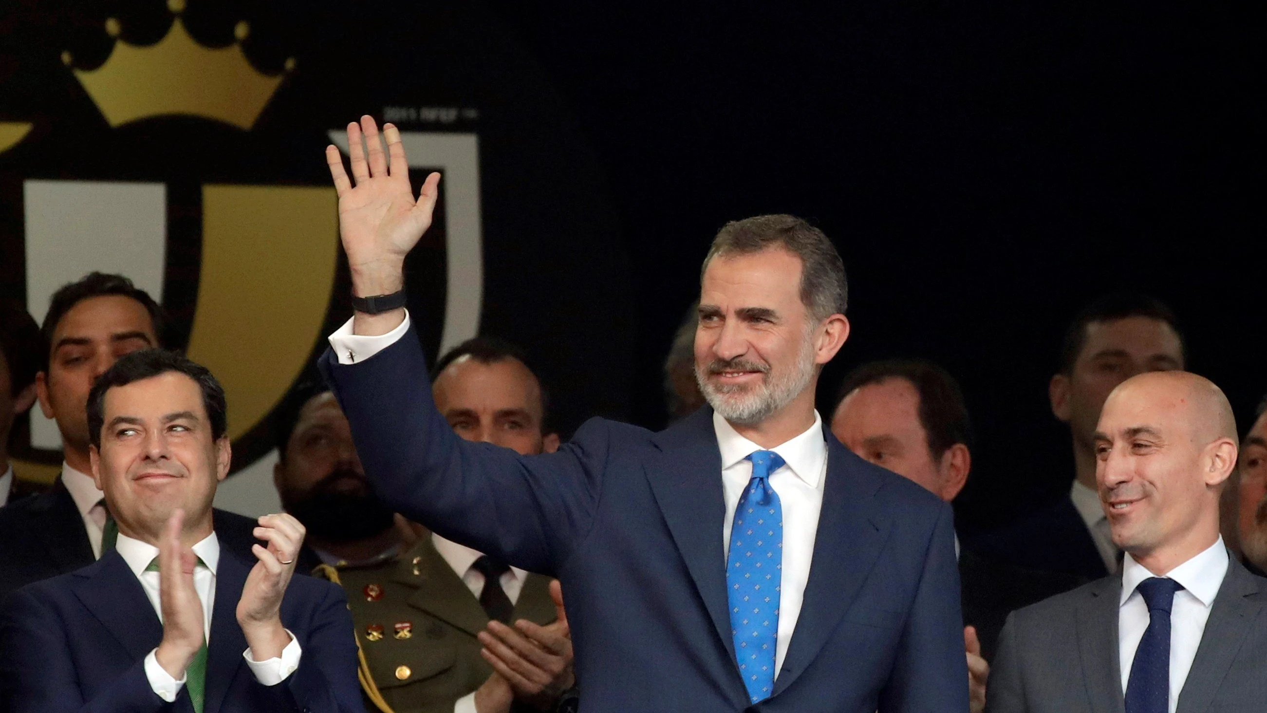 El Rey Felipe VI saluda al público en el Benito Villamarín