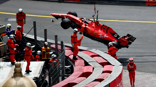 Los operarios retiran el Ferrari de Vettel de la pista tras el accidente del alemán Los operarios retiran el Ferrari de Vettel de la pista tras el accidente del alemán