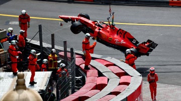 Los operarios retiran el Ferrari de Vettel de la pista tras el accidente del alemán
