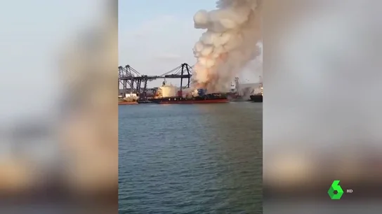 Decenas de heridos durante el incendio de un buque de carga Decenas de heridos durante el incendio de un buque de carga