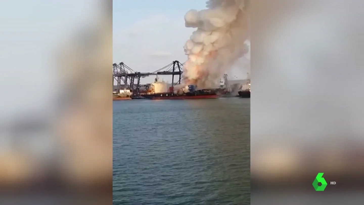 Decenas de heridos durante el incendio de un buque de carga Decenas de heridos durante el incendio de un buque de carga