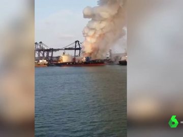 Decenas de heridos durante el incendio de un buque de carga Decenas de heridos durante el incendio de un buque de carga