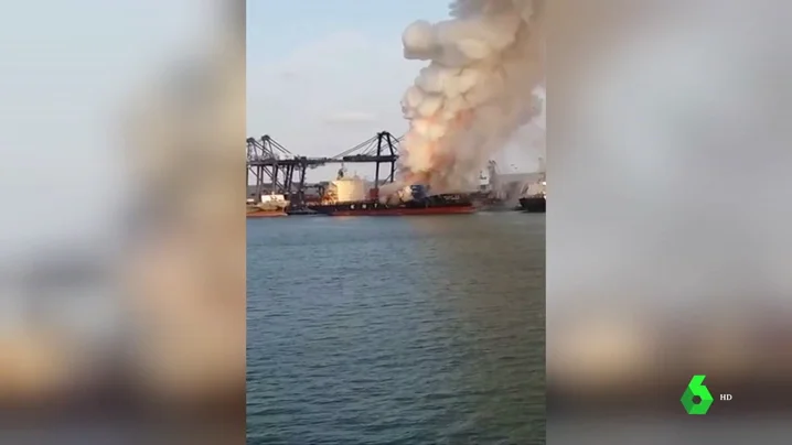 Decenas de heridos durante el incendio de un buque de carga Decenas de heridos durante el incendio de un buque de carga