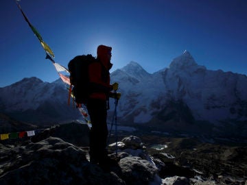 Un escalador frente a la cumbre del Everest Un escalador frente a la cumbre del Everest