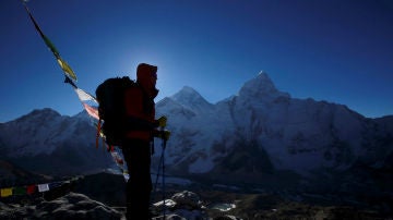 Un escalador frente a la cumbre del Everest