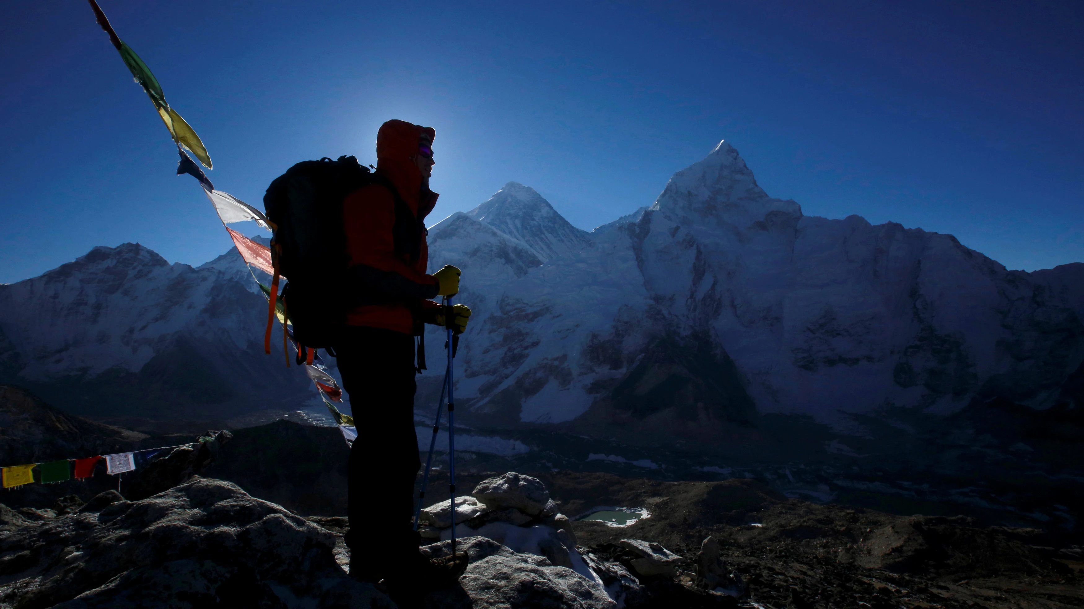 Un escalador frente a la cumbre del Everest