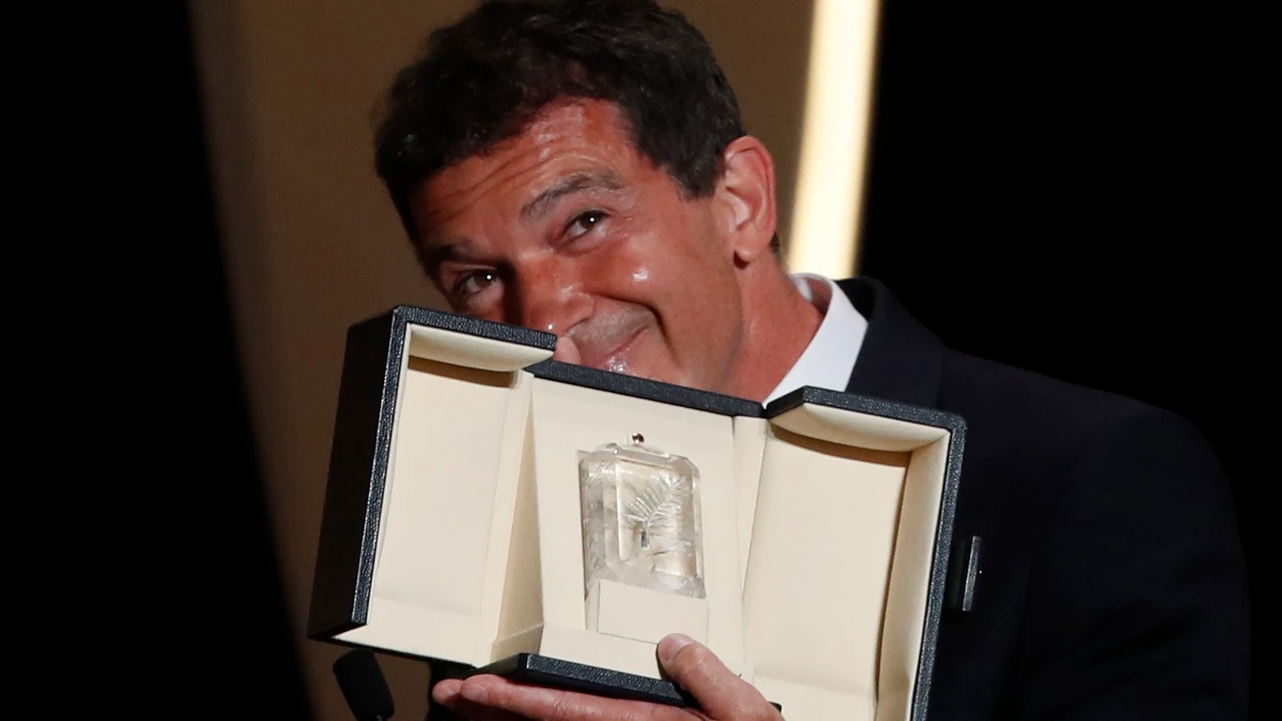 Antonio Banderas con su galardón al mejor actor en Cannes Antonio Banderas con su galardón al mejor actor en Cannes