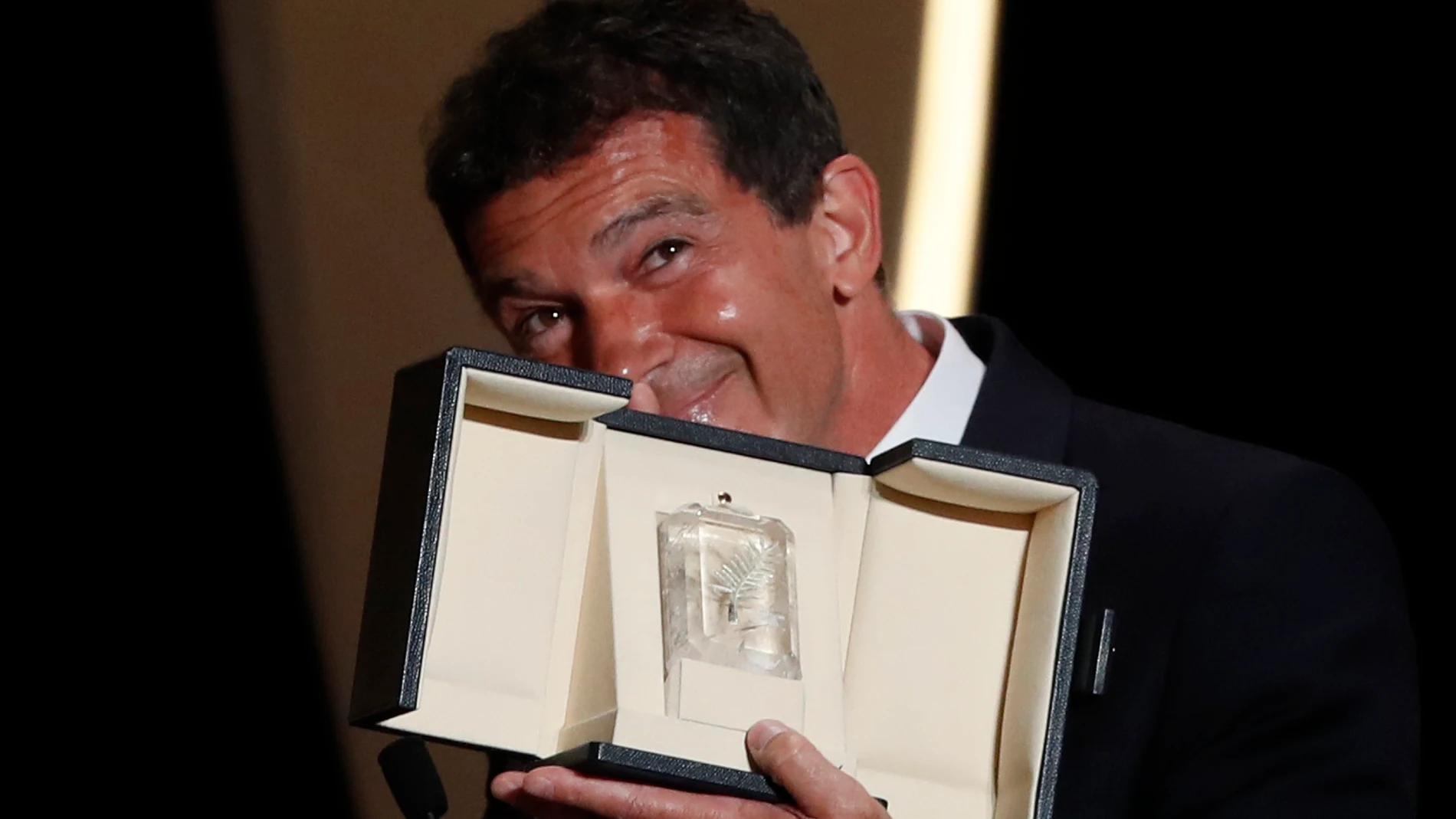 Antonio Banderas con su galardón al mejor actor en Cannes