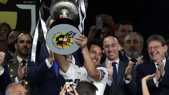 Parejo levanta la Copa del Rey en el Villamarín Parejo levanta la Copa del Rey en el Villamarín