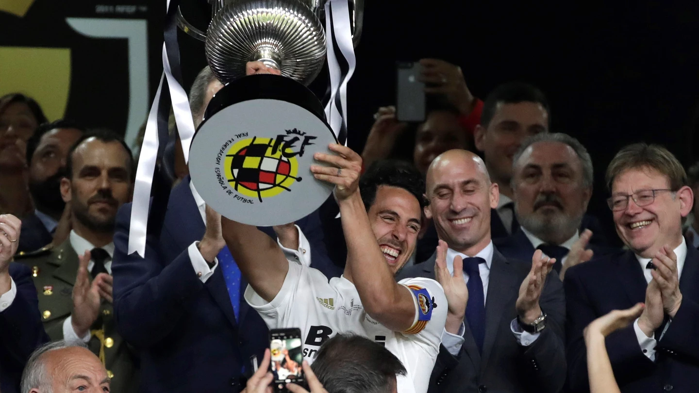 Parejo levanta la Copa del Rey en el Villamarín Parejo levanta la Copa del Rey en el Villamarín