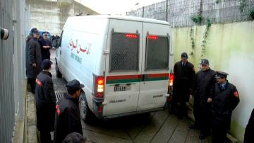 Oficiales de policía marroquíes vigilan una furgoneta