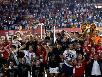 El Valencia levanta la Copa del Rey El Valencia levanta la Copa del Rey