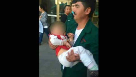 Niño rescatado al caer de un quinto piso en China Niño rescatado al caer de un quinto piso en China