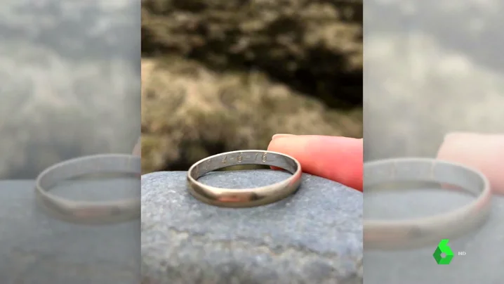 Se busca a los dueños de este anillo zaragozano aparecido en una cascada de Islandia 